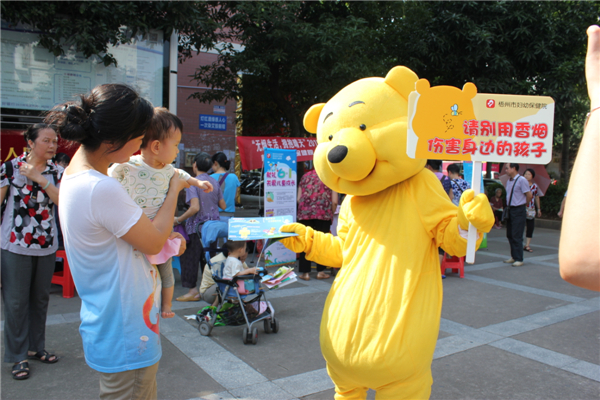 5月29日，梧州市婦幼保健院到潘塘公園參與衛(wèi)生系統(tǒng)開展的世界無煙日宣傳活動，該院醫(yī)務(wù)人員扮成可愛的卡通造型，呼吁市民為孩