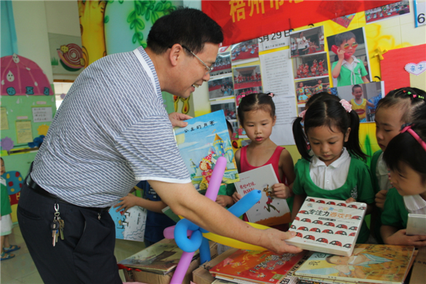 梧州市總工會(huì)黨組書記、常務(wù)副主席朱明勝在梧州市總工會(huì)到梧州高新區(qū)雙語實(shí)驗(yàn)學(xué)校開展關(guān)愛農(nóng)民工留守活動(dòng)中為孩子們送上學(xué)習(xí)用具