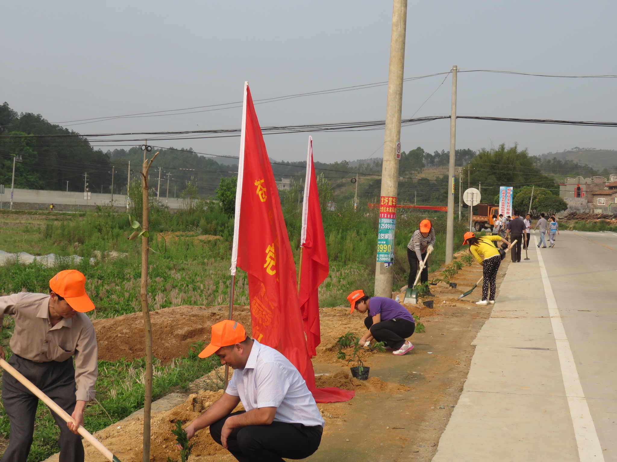 3月19日，龍圩區(qū)人民政府麥用潤副區(qū)長、大坡鎮(zhèn)政府鐘柱海書記、桂東公路管理局陳志武書記、蒼梧公路管理局樂金梅局長等領(lǐng)導(dǎo)與