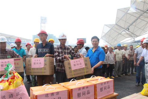 梧州市總工會黨組書記、常務(wù)副主席為在建體育場農(nóng)民工送清涼.JPG