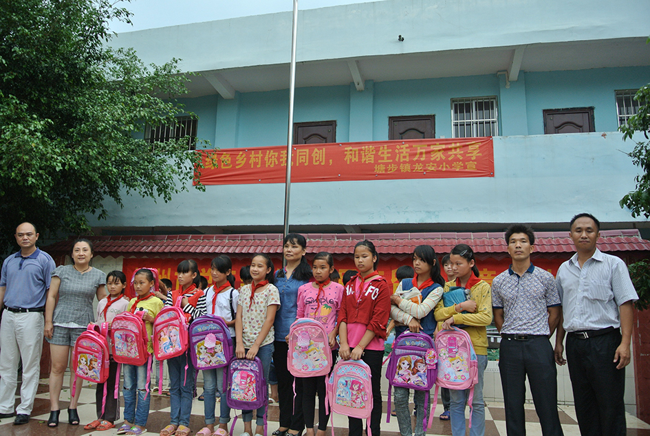 梧州市總關(guān)愛(ài)留守兒童w.jpg