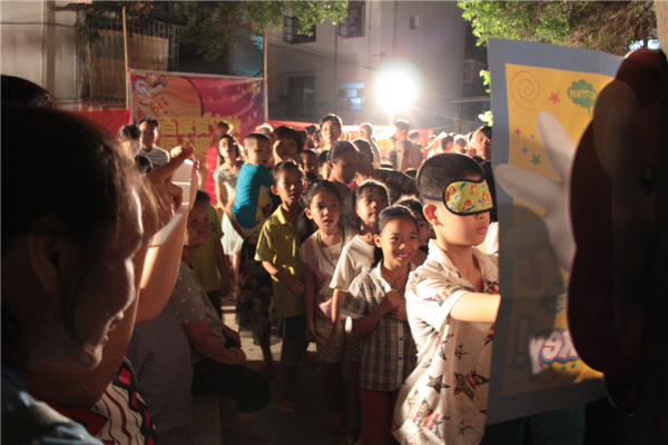 在中秋節(jié)來(lái)臨之際，為進(jìn)一步拓展“雙報(bào)到”活動(dòng)，踐行“兩學(xué)一做”學(xué)習(xí)教育，關(guān)愛(ài)社區(qū)職工群眾，營(yíng)造歡樂(lè)祥和的節(jié)日氛圍，梧州市