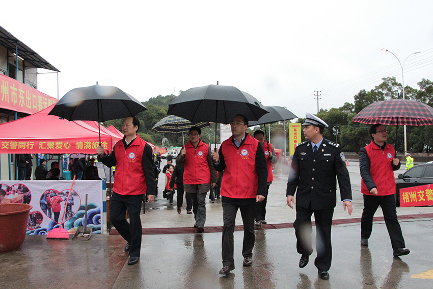 市委常委、組織部部長(zhǎng)張惠強(qiáng)，市人大副主任、市總工會(huì)主席徐遠(yuǎn)洲一行在東出口春運(yùn)服務(wù)站視察各行業(yè)愛心服務(wù)站.jpg