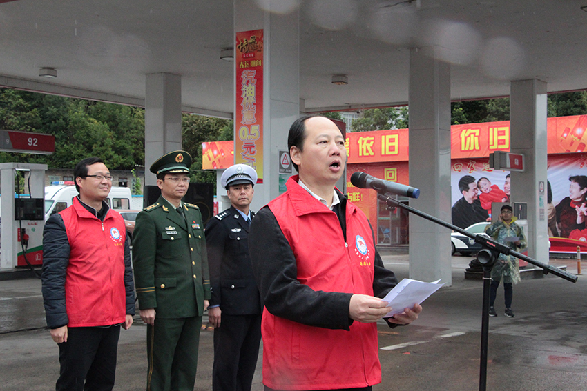 市人大副主任、市總工會(huì)主席徐遠(yuǎn)洲在主持“暖流活動(dòng)”啟動(dòng)儀式.jpg