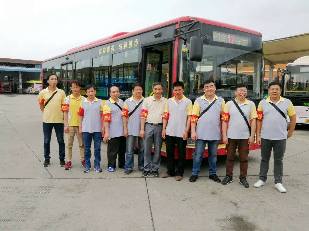 你坐過12路公交車嗎？為你服務(wù)的是“全國(guó)工人先鋒號(hào)”哦