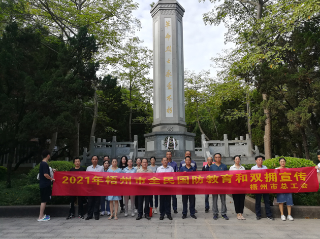 瞻仰烈士紀(jì)念碑，在緬懷烈士中提升國(guó)防意識(shí)