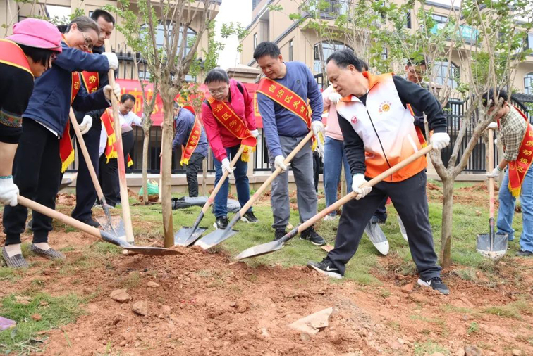 弘揚(yáng)勞模精神、勞動精神、工匠精神！梧州勞模工匠義務(wù)植樹迎“五一”