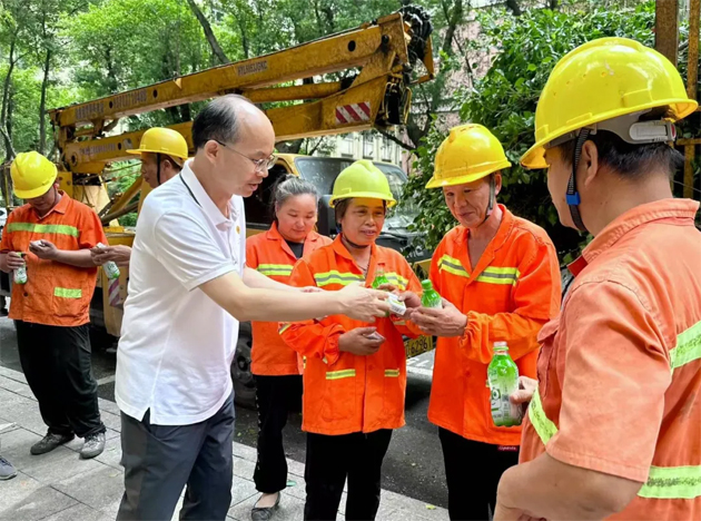 清涼驅(qū)暑熱，關(guān)懷沁人心丨梧州市總工會(huì)與愛心企業(yè)為艱苦崗位一線職工送清涼
