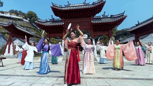 聽，梧州學(xué)院的教職工演繹《禮儀之邦》向祖國(guó)73周年華誕獻(xiàn)禮