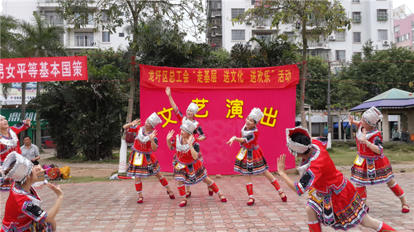 為豐富廣大職工群眾的精神文化生活，營(yíng)造歡樂(lè)祥和的節(jié)日氣氛，2015年春節(jié)期間龍圩區(qū)總工會(huì)深入開(kāi)展“走基層 送文化 送歡樂(lè)