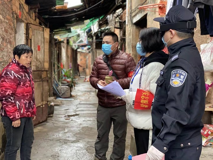 圖2.2月4日，萬秀區(qū)總工會主席莫培燁到龍骨社區(qū)協(xié)助開展疫情防控核查和宣傳工作.jpg