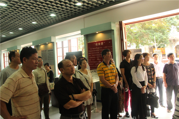 為踐行社會主義核心價值觀，進(jìn)一步弘揚優(yōu)秀傳統(tǒng)文化，引領(lǐng)全市廣大職工群眾文明祭祖，文明追思。4月3日梧州市總工會組織干部職